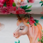 Matti, eenhoorns en bloemen op wolwitte tricot Matti, eenhoorns en bloemen op wolwitte tricot
