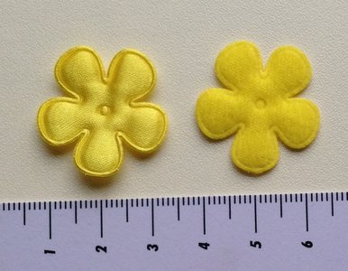 25mm bloem, geel satijn met randje 