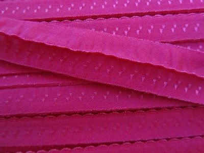  fuchsia omvouwelastiek met klein schulprandje op de vouw