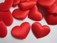 6 rode gevulde satijnen hartjes! Leuk voor Valentijn!!