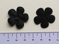 25mm bloem, zwart satijn met randje