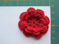 gehaakt bloemetje 4,5 cm rood