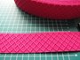 taille-elastiek 4 cm breed: fuchsia met ingeweven ruit /HALVE METER_