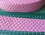 taille-elastiek 4 cm breed: roze met ingeweven ruit /HALVE METER_